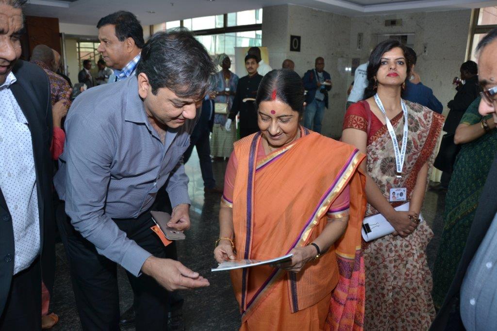 Mr Kirit Sobti Presenting the Times of Africa Magazine to the Hon'ble Minister of External Affairs Ms Sushma Swaraj in 2015